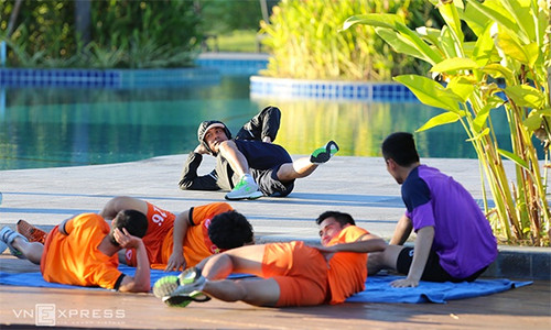 HLV Hữu Thắng lo các tuyển thủ sẽ bị ốm khi gặp cái lạnh đột ngột ở Hà Nội sau một thời gian dài quen với nắng nóng ở Sài Gòn và Myanmar. Ảnh: Đức Đồng.