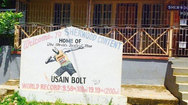 Một bức tranh in hình Bolt mừng chiến thắng tại quê nhà Sherwood Content. Ảnh: BBC.