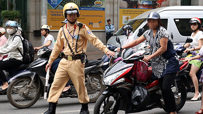 Cảnh sát giao thông không được dừng xe để kiểm tra lỗi không chính chủ. Ảnh minh họa: Bá Đô