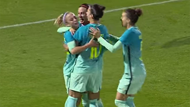 Barbara Latorre (trái) đang được xem như Messi của đội nữ Barca.