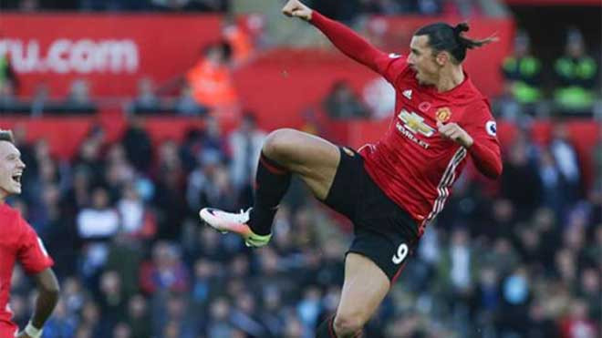 Ibra nhảy lên chia vui sau khi ghi bàn vào lưới Swansea. Ảnh: Reuters