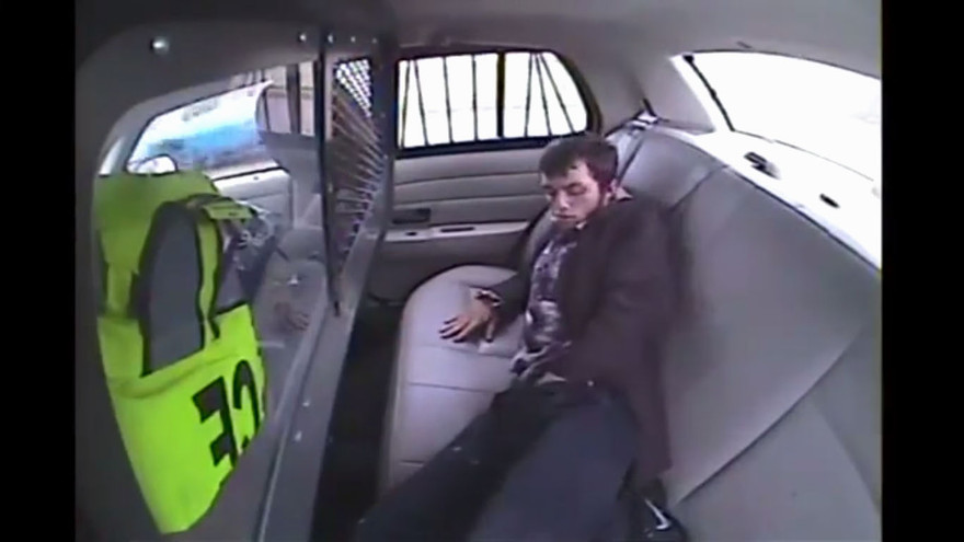 Người đàn ông bay ra từ kính sau xe cảnh sát