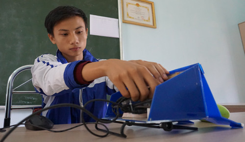 Chủ nhân sáng chế Nguyễn Ngọc Đức bên công trình sáng tạo đầu tay của bản thân. Ảnh: Lê Hoàng.