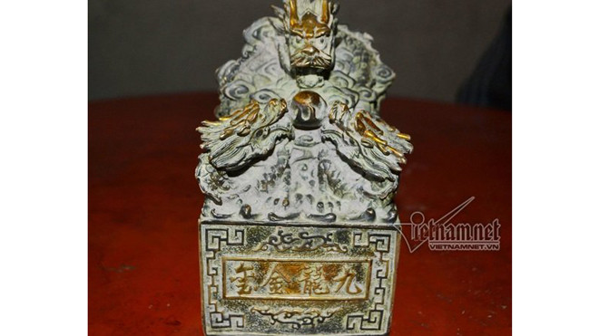 Mặt trước cổ vật ghi dòng chữ Hán tạm dịch là “Cửu Long Kim Tỷ”