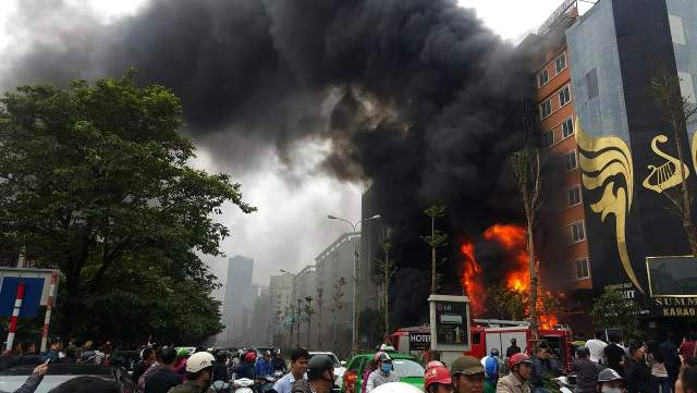 Hiện trường vụ cháy quán karaoke trên phố Trần Thái Tông. (ảnh: Đạt Lê).