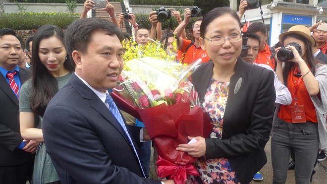 Bí thư Thường trực TƯ Đoàn Nguyễn Mạnh Dũng tặng hoa đoàn đại biểu thanh niên Trung Quốc. Ảnh: Duy Chiến