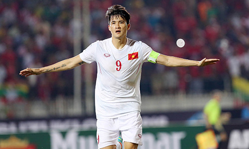 Công Vinh chia vui sau bàn quyết định. Ảnh: Đức Đồng