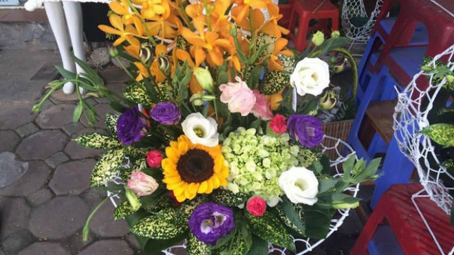 Thị trường 20/11: Một lẵng hoa 2 triệu rưỡi, cắm không kịp để bán