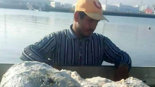 Khalid vớt được khối chất nôn cá voi nặng 60kg.