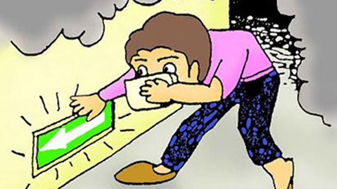 Lấy khăn thấm nước che kín miệng và mũi để lọc không khí khi hít thở