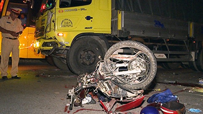 Hiện trường tai nạn khiến hai thanh niên tử vong. Ảnh: Vĩnh Nam.