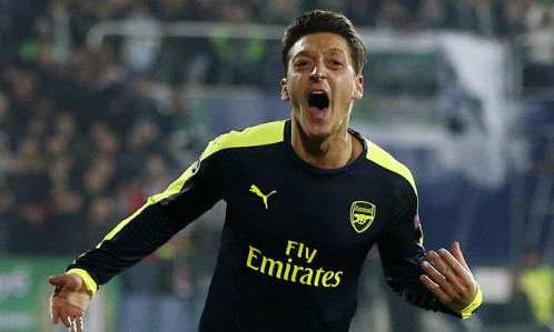 Ozil vui mừng sau bàn thắng vào lưới Ludogrets. Ảnh: Reuters.