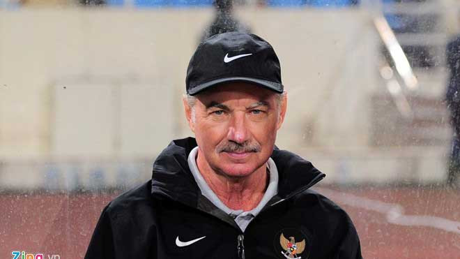 HLV Riedl chắc chắn rất nhớ Công Vinh, cậu học trò đầy ý chí nhưng luôn nghĩ mình không được đối xử công bằng trong những năm đầu lên tuyển. Ảnh: Quốc Bảo.