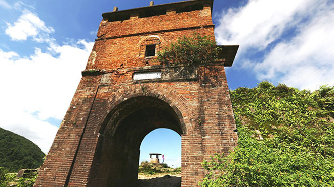 Hải Vân quan trên đỉnh đèo Hải Vân đang xuống cấp từng ngày và chưa phát huy hết giá trị giữa “đệ nhất hùng quan”. Ảnh: Nguồn internet. 