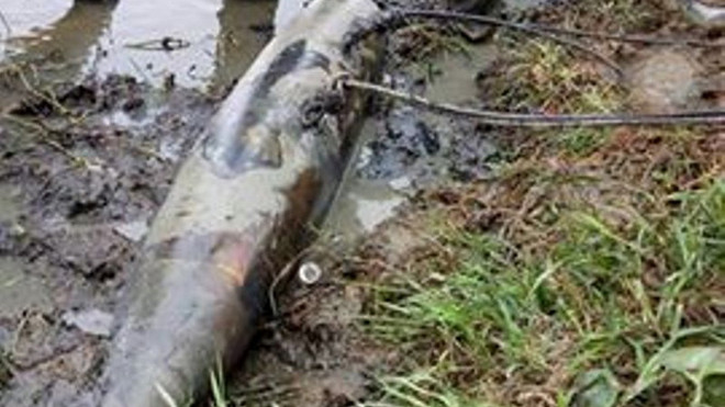 Trục vớt quả bom 'khủng' nặng 230 kg dưới lòng sông