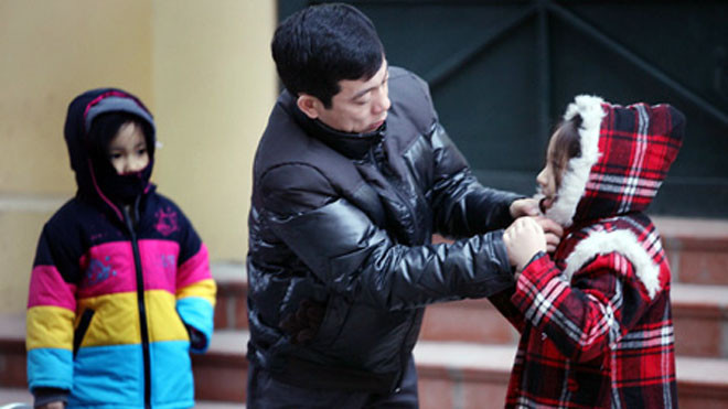 Mùa lạnh khi cho trẻ ra ngoài cần mặc ấm để tránh bị lạnh gây viêm đường hô hấp.