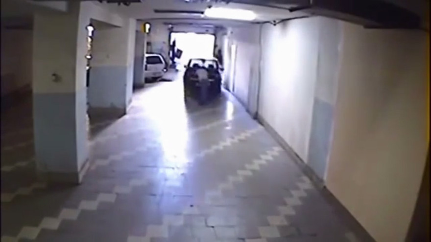 Lấy thân mình chặn ôtô tụt dốc không phanh