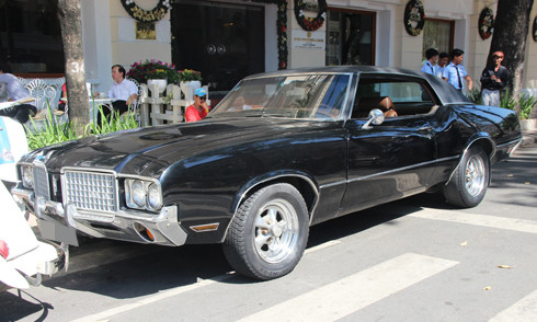Xế cổ Oldsmobile Cutlass Supreme 1970 tại Sài Gòn.