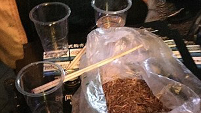 Không đạt chỉ tiêu bán hàng, nhân viên bị phạt ăn giun sống