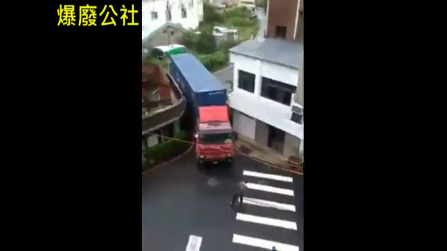 Xe container lách qua ngách hẹp 'không tưởng'
