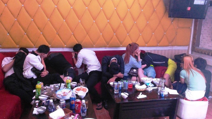 Hàng chục thanh niên có biểu hiện phê ma túy trong nhà hàng.