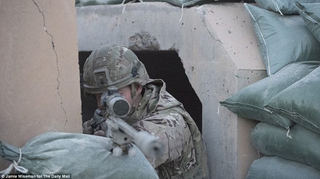 Lính bắn tỉa Anh sử dụng súng trường L115A3 cho phép họ tiêu diệt đối phương từ khoảng cách 1.600 m. Ảnh: Daily Mail. 