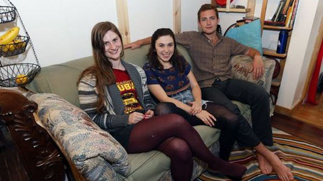 Ba sinh viên tìm được bọc tiền gần 1 tỷ trong chiếc sofa cũ