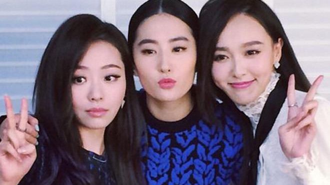 Lưu Diệc Phi (giữa), Đường Yên (phải) bên Trương Tịnh Dĩnh.