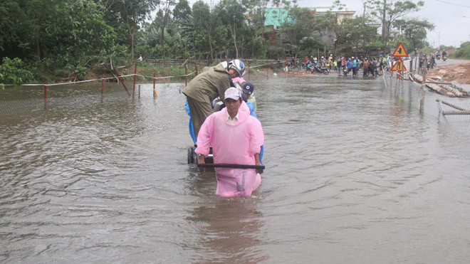 Nước lũ cắt đường DT 609.