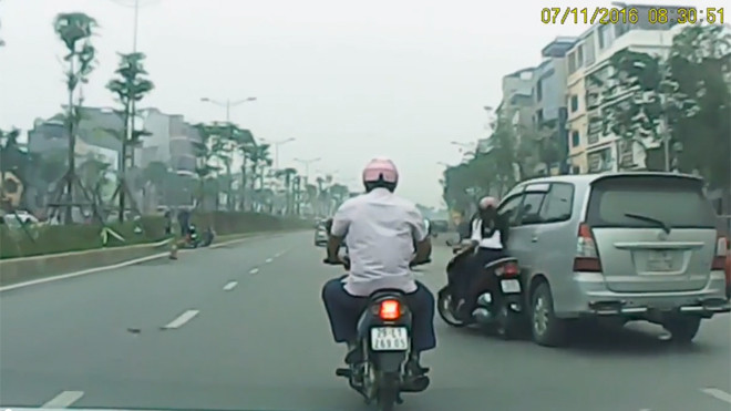 Công an truy tìm xe Innova đâm văng một phụ nữ rồi bỏ chạy