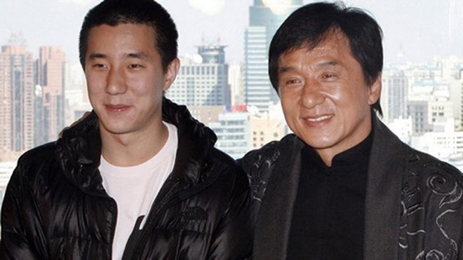 Thành Long (tên thật Trần Cảng Sinh) và con trai Phòng Tổ Danh (tên thật Trần Tổ Danh).