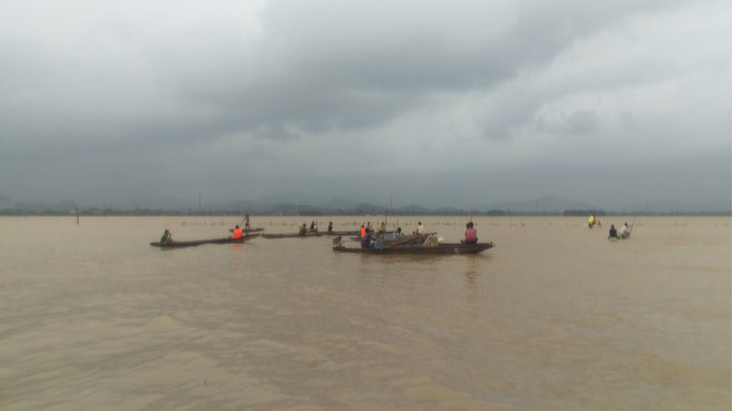 Lực lượng cứu hộ đang nỗ lực tìm kiếm nữ sinh bị mất tích