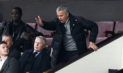 Mourinho phản ứng dữ dội từ trên khán đài trận tiếp Burnley sau một tình huống mà ông cho rằng Man Utd xứng đáng được hưởng phạt đền. Ảnh: ESPN.
