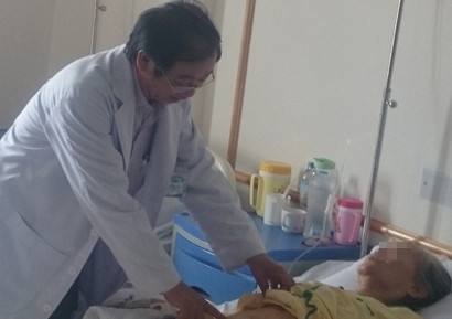 Bác sĩ thăm khám cho bệnh nhân Đ. sau ca mổ.