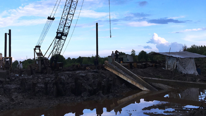 Đắp lại tuyến đê bị vỡ.