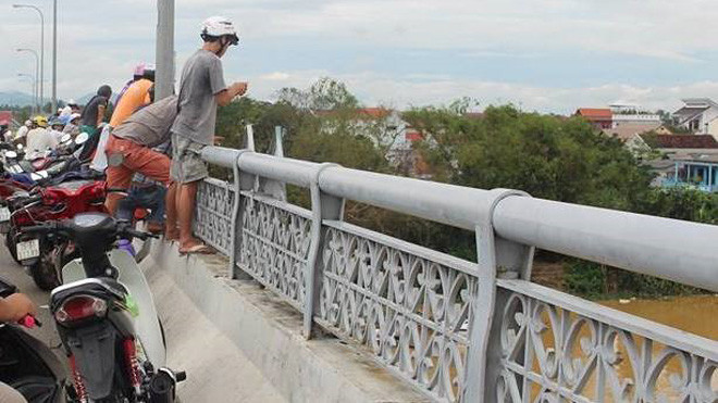 Thi thể nam thanh niên nhảy cầu tự tử đã được tìm thấy. Ảnh: T.N.