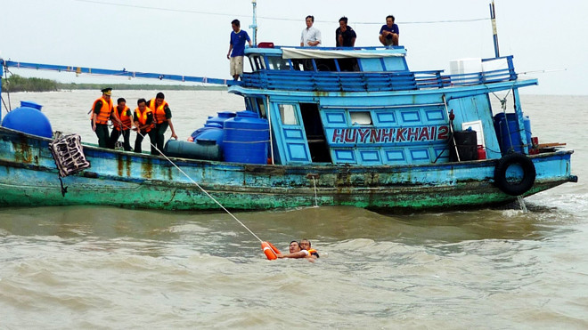 Cứu vớt an toàn 14 ngư phủ bị cháy tàu cá trên biển Cà Mau