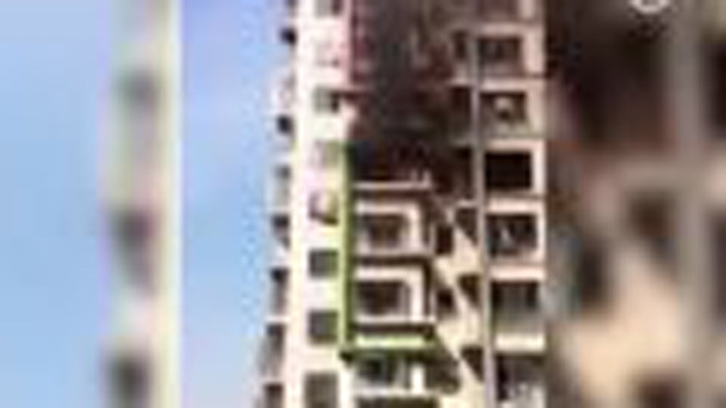 Người phụ nữ nhảy từ ban công tầng 6 sau khi xảy ra hỏa hoạn