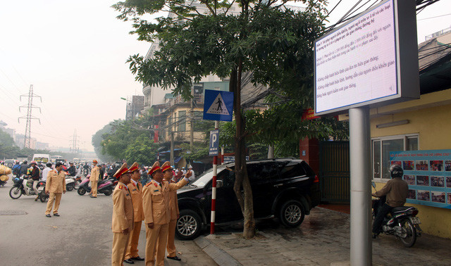 Hệ thống màn hình led được lắp đặt tại cổng trụ sở các Đội CSGT và trụ sở Phòng CAGT - CATP Hà Nội.