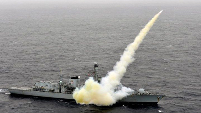Tàu chiến HMS Montrose bắn thử nghiệm tên lửa Harpoon. Ảnh: Telegraph.