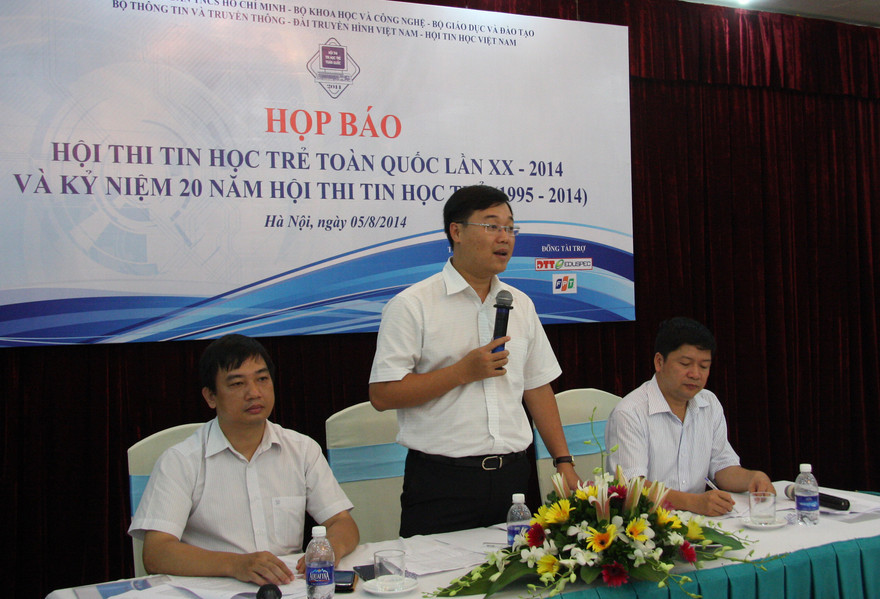 Bí thư T.Ư Đoàn Lê Quốc Phong thông tin về hội thi tin học trẻ toàn quốc. Ảnh Bảo Lâm