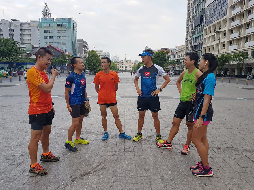 Các VĐV nghiệp dư trao đổi trước một buổi tập chạy ảnh LINH NGUYEN H