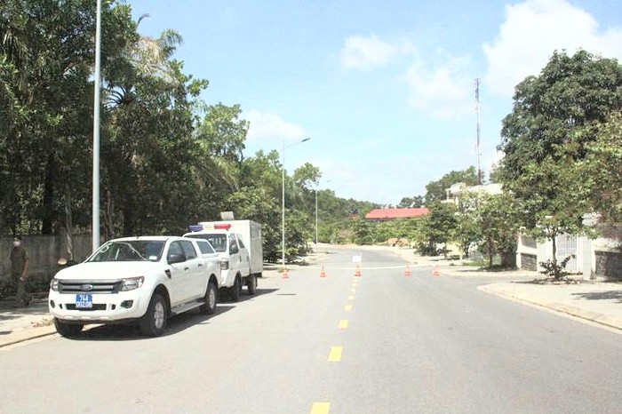 Lực lượng chức năng tỉnh Quảng Trị phong tỏa khu vực các bệnh nhân COVID-19 sinh sống.