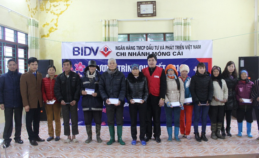 46 suất quà chăm lo Tết cho người nghèo xã Vĩnh Thực