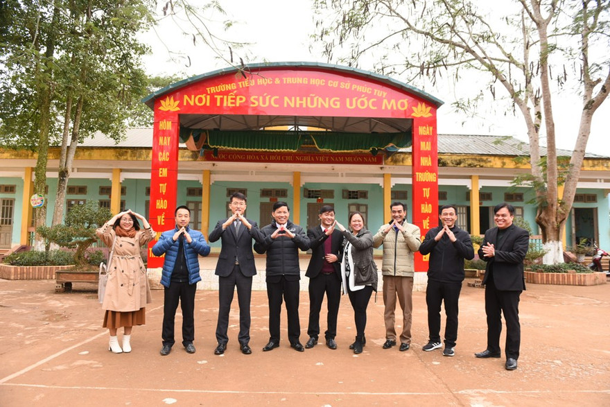 LG xây và sửa nhà cho đồng bào Mường tại Hòa Bình