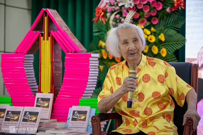 Nhạc sư Vĩnh Bảo ra mắt sách - "Những giai điệu cuộc đời" - ở quê nhà Đồng Tháp hồi tháng 5. Ảnh: Thành Nguyễn.