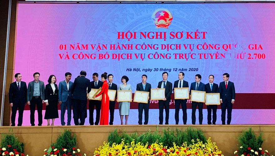 Ông Nguyễn Quang Hưng – Chủ tịch HĐQT NAPAS ký cam kết đồng hành triển khai vận hành Cổng DVCQG phục vụ người dân, doanh nghiệp