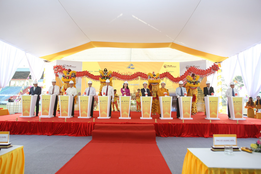 Ông Đỗ Quang Hiển, Chủ tịch HĐQT kiêm TGĐ Tập đoàn T&T Group và các đại biểu bấm nút khởi công dự án