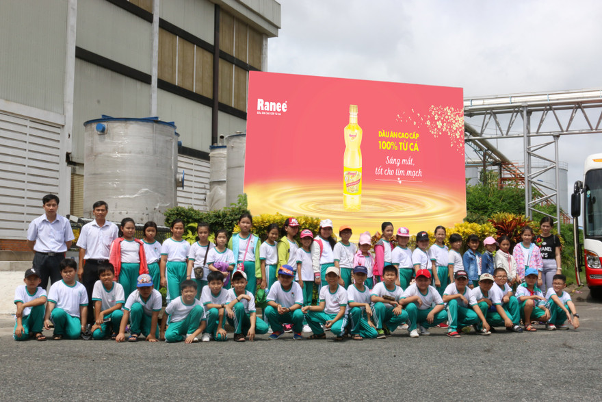 Các học sinh tham quan Nhà máy dầu ăn cao cấp 100% từ cá duy nhất tại Việt Nam và trên thế giới