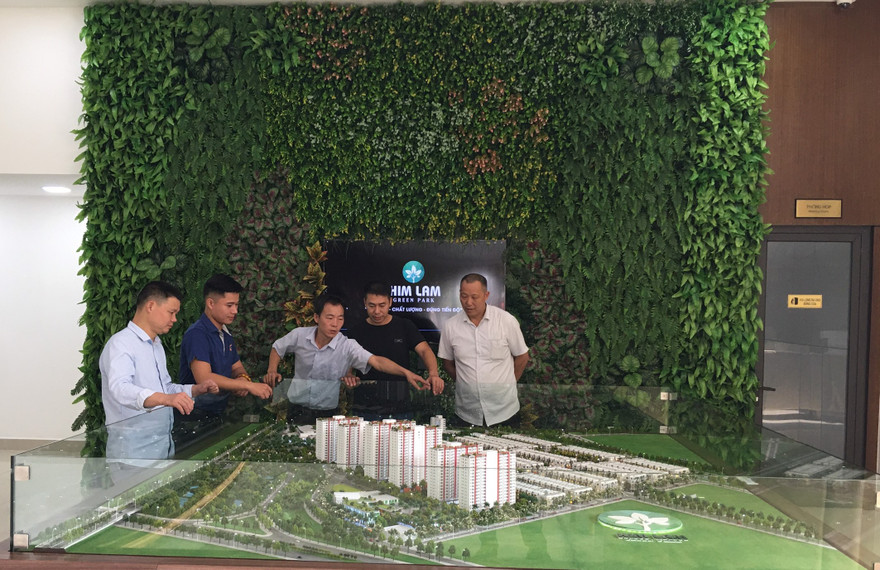Nhiều khách nước ngoài quan tâm và đến tìm hiểu Him Lam Green Park
